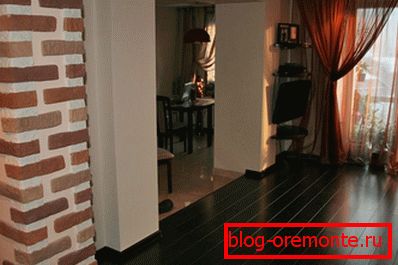 Темний ламінат у вітальні зоні