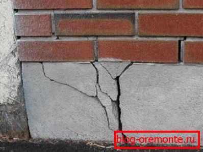 Тріщина в фундаменті через низьку якість розчину. Тріщина в фундаменті через низьку якість розчину.
