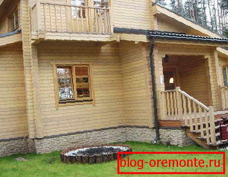 Цоколь з штучного каменю