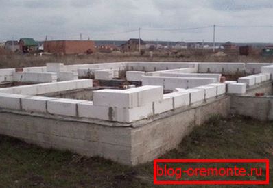 Укладання першого ряду блоків Укладання першого ряду блоків