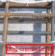 Укладання петель на металевому арматурному каркасі. фото Укладання петель на металевому арматурному каркасі. фото