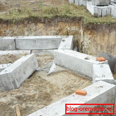 Укладаються блоки так, щоб вертикальні стики не збігалися