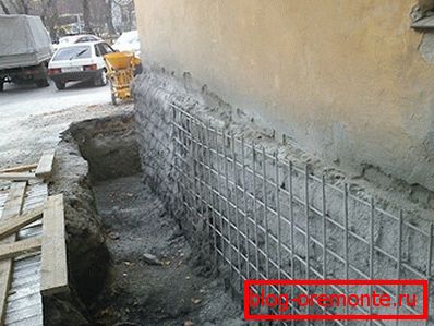 Зміцнення фундаменту обоймою з арматури і бетону. Зміцнення фундаменту обоймою з арматури і бетону.