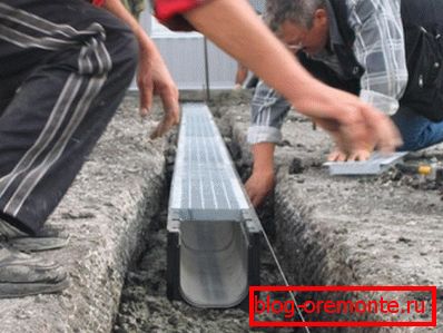Установка лотка на бетонну подушку. Установка лотка на бетонну подушку.