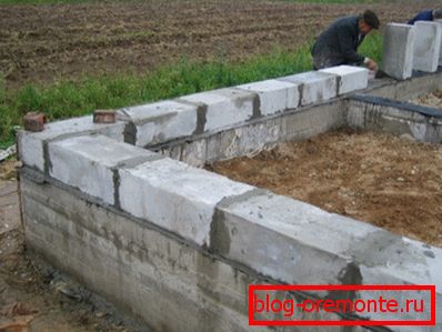 Установка першого ряду з піноблоку на бетонний стрічковий фундамент Установка першого ряду з піноблоку на бетонний стрічковий фундамент
