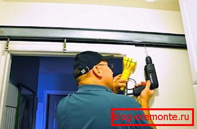 Кріплення направляючої до нижньої частини бруска установка розсувних міжкімнатних дверей своїми руками відео