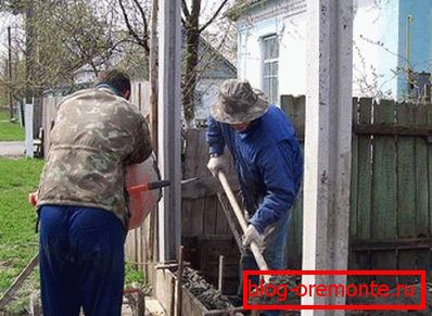 Установка стовпів з пазами для бетонних плит Установка стовпів з пазами для бетонних плит