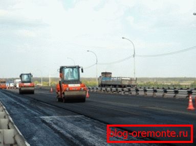 Вібролітой асфальтобетон в процесі укладання Вібролітой асфальтобетон в процесі укладання