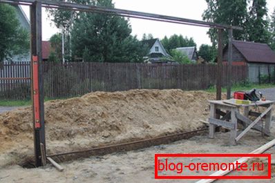 Монтаж воріт «з листа»: стовпів ще немає гвинтові фундаменти для відкатних воріт