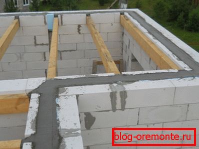 Зовнішній вигляд армопоясу з встановленими балками перекриття Зовнішній вигляд армопоясу з встановленими балками перекриття