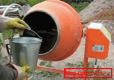 Воду додаємо акуратно, невеликими порціями. Воду додаємо акуратно, невеликими порціями.