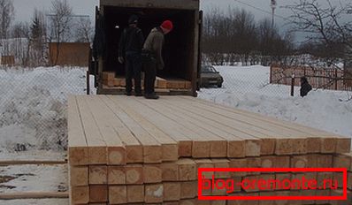 Вивантаження соснових брусів: заняття не для слабаків Вивантаження соснових брусів: заняття не для слабаків