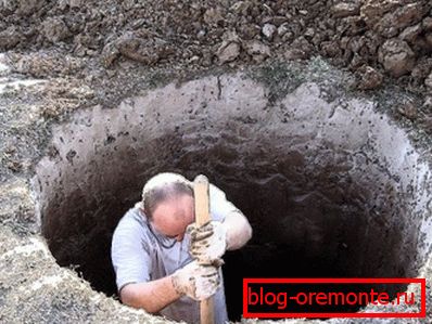 Выкапываем полутораметровую яму.