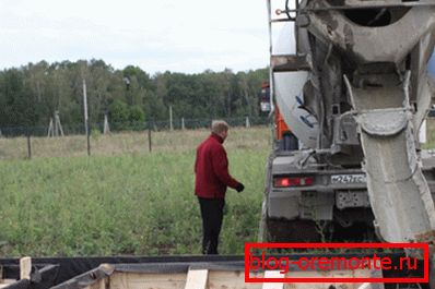 Заливка стрічкового фундаменту. Заливка стрічкового фундаменту.
