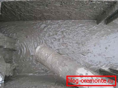 Заливка зростаючого газобетону в опалубку Заливка зростаючого газобетону в опалубку
