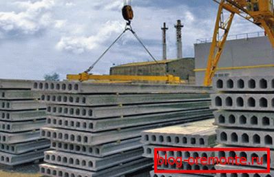 Залізобетонні збірні плити перед відвантаженням на заводі Залізобетонні збірні плити перед відвантаженням на заводі