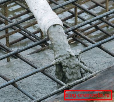 Рідкий бетон подається за допомогою спеціального насоса Рідкий бетон подається за допомогою спеціального насоса