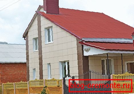 Житловий будинок, оброблений керамогранитом